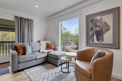 Image de Stylish condo with balcony, washer / dryer, Wifi, mountain views, steps to shops