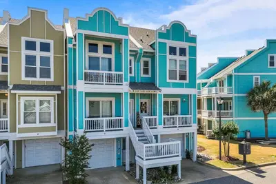 Image de Open and Airy Coastal Condo with shared pool and Private W/D - Central Air