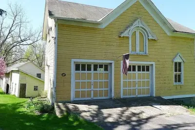 Image de Village of Athens near Hudson, in Hudson Valley - 200-year-old House on Pond