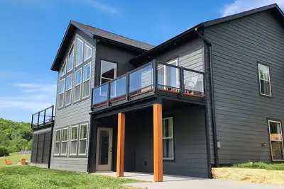 Image de New construction! 5-bdrm Hot tub-Firepit-WiFi-Smart Tvs-In Shenendoah valley! !