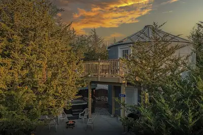 Image de Grain Bin Cabin w/Hot Tub. 2 levels w/Balcony. 1. 5 Bathrooms