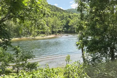 Image de Luxury Lakefront Condo with Stunning Views, Relax & Recharge Here!