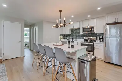 Image de Cozy & Modern Family-Friendly 2-Bedroom: King Bed+Parking+WiFi+A/C+Pets Ok