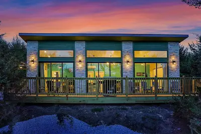 Image de Retro Sundowner Cabin w/Hot Tub. 3 Bedroom & 4 Queen Beds