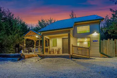 Image de 2 Level Cabin w/Hot Tub & Fireplace. 1. 5 Bathrooms, 2 Queen Beds