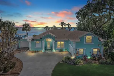 Image de Waterfront • Game Room • Theater • Sleeps 14 • Luxurious Waterfront Retreat •