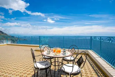 Image de Mariantonietta House: bright colorful rooms, overlooking the vast sea