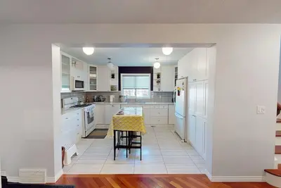 Image de Cozy&comfy family size house. Beautiful location, near Cop. Pet friendly &Clean.