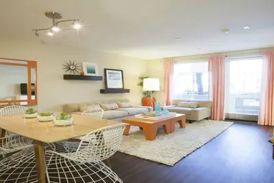 Image de Modern 2br Condo at Solstice – Pool & Prime Location