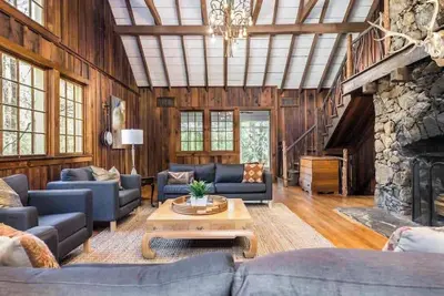 Image de Historic Macon Luxury Lodge with updated decor