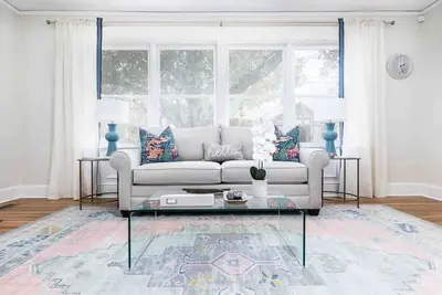 Image de The Speakeasy Cottage, renovated midtown, quiet