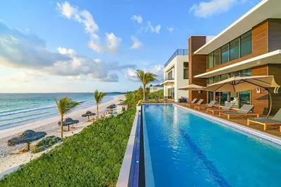 9-bedroom villa in superb Dunmore Town with Ac, fitness room, WiFi