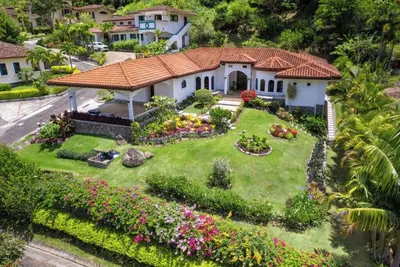 Image de New! Luxury Home in 5-Star Resort • Walk to Town • King • Garden • Foosball