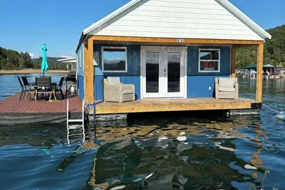 Image de Cozy floating home, Ac on Norris Lake at Straight Creek Marina