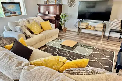 Image de Modern 3-Bedroom Home with Stunning Mountain Views – Walk to Trails and River