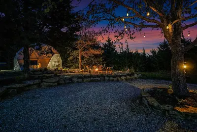 Image de Unique, Fun, and Modern Queen Dome - 2 Queen Beds. Loft Accessed by Ladder.