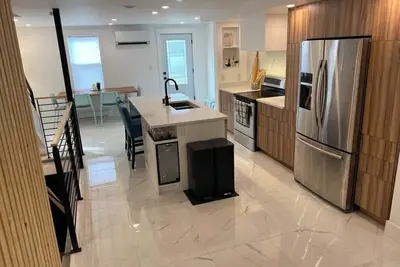 Image de Bishop House, Sleeps 8, Downtown with Hot Tub!
