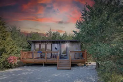 Image de Ranch Cabin w/Hot Tub. Communal Sleeping 2 Queen + Full Trundle