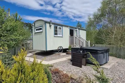 Image de Stunning Shepherds Hut with hot tub in secluded location overlooking mountains