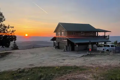 Cozy cabin in enchanting Brewster with WiFi