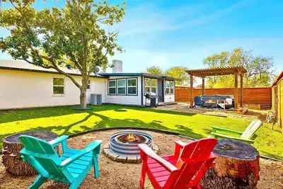 Image de Oasis w/ Hot Tub, Big yard, Fire Pit, Pool table, Ping Pong and more