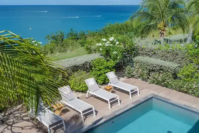 Image de Piscine chauffée, vue couché de soleil, à pieds de la plage