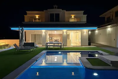 Image de Private villa with heated pool, soccer field, cinema and gym.