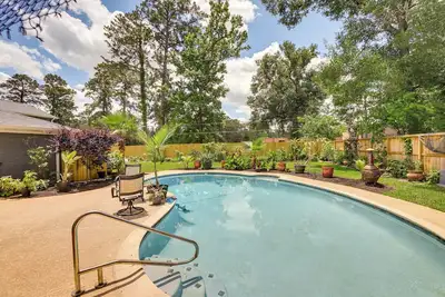 Outdoor Kitchen & Hot Tub: Tranquil Home in Humble