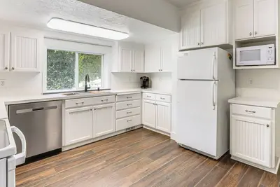 Image de 8 Mi to Columbia River Gorge: Cottage w/ Deck!
