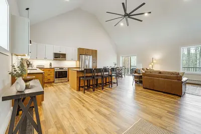 Image de Walk to Sebago Town Beach: Luxe Townhome w/ Grill