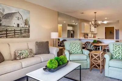 Image de Ground Level Condo overlooking Pool and Playground