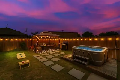 Image de Luxe Houston Retreat • Hot Tub • Gazebo • Games • Near Nrg Stadium & Med Center
