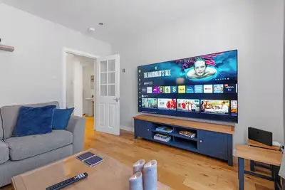 Image de Caledonian Buildings 20 b, stylish city centre apartment. 85-inch Tv, king beds.