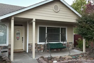 Image de Burt’s Base Camp in the hub of Central Oregon. Close to everything outdoors.
