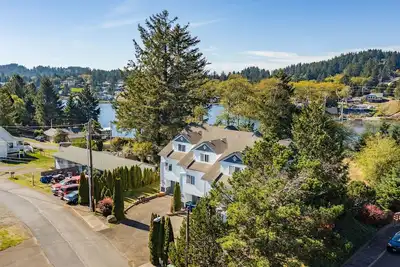 Image de Coastal Cottage, Lake, Ocean, Casinos, Hiking