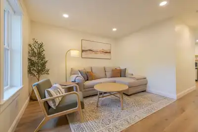 Image de Serene 2-bedroom apartment with WiFi in Ellsworth with a backyard stream.