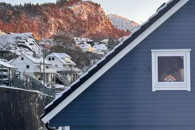 Image de Cosy house with sunny balcony, mountains and fjord view!