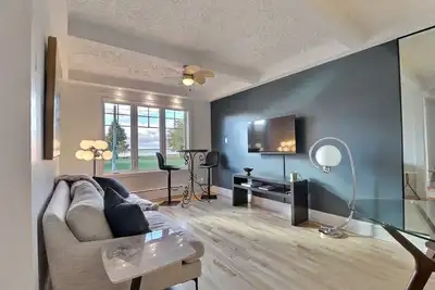 Image de Cottage face au parc et au lac St-Louis, Lachine(pistes cyclable et piétonnière)