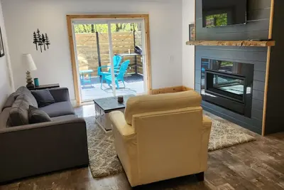 Image de Newly renovated vacation rental! 20 minutes to Algonquin. Stay & play in Muskoka