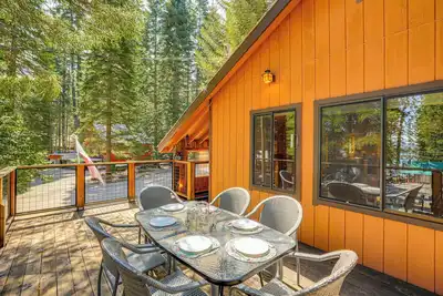 Image de Walk to Lake Almanor: Prattville Cabin w/ 2 Decks!