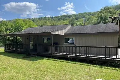 Image de Charming 2-bedroom lodge style house in Frewsburg with extra sleeping loft