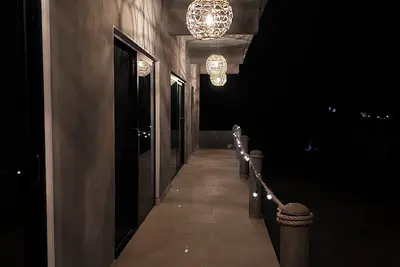 Image de Warm room with the sea in the background and starry skies.