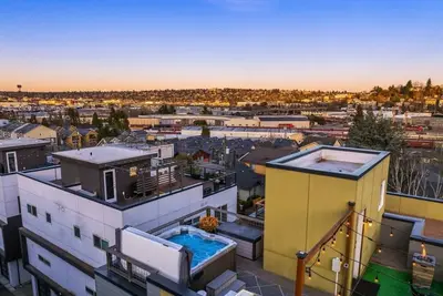 Image de Modern House In Magnolia, Hot Tub, Rooftop Patio!