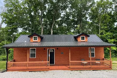 Image de Cliffside Hideaway-New custom cabin, 3 boat ramps, walk to 5 restaurants/bars