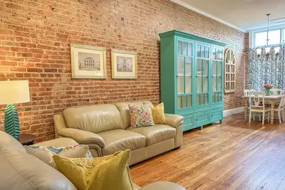 Image de Charming 2 Br/2 bath in Historic District - Rent 1 Suite or Both/8-16 people!