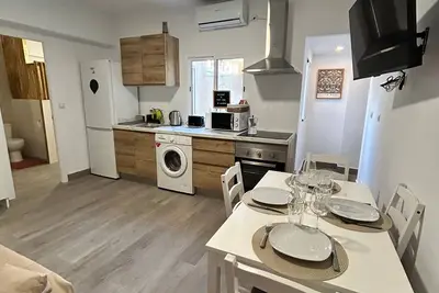 Image de 2 mins from the sea. Spacious 4 bedroom/2 bathrooms apartment, A/C, renovated, 100% furnished