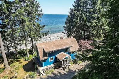 Image de Beautiful Ocean-front home on beach in Quadra Island