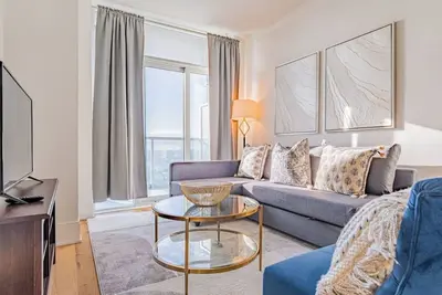 Image de Spacious 1 Bedroom+ Den, 1 Bath Condo/ Square One