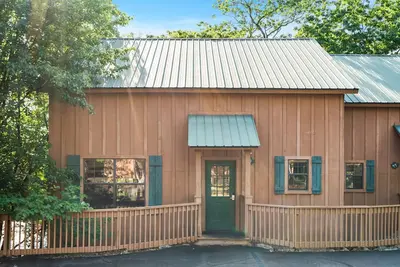 Image de Tail-Waggin' Retreat | Dogs Welcome | Near Shows & Attractions | Sleeps 8