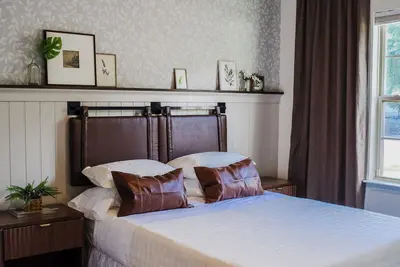 Image de 3 Bed. Downtown Designer Den w/ WiFi & Ac in Amazing Greer Near Airport